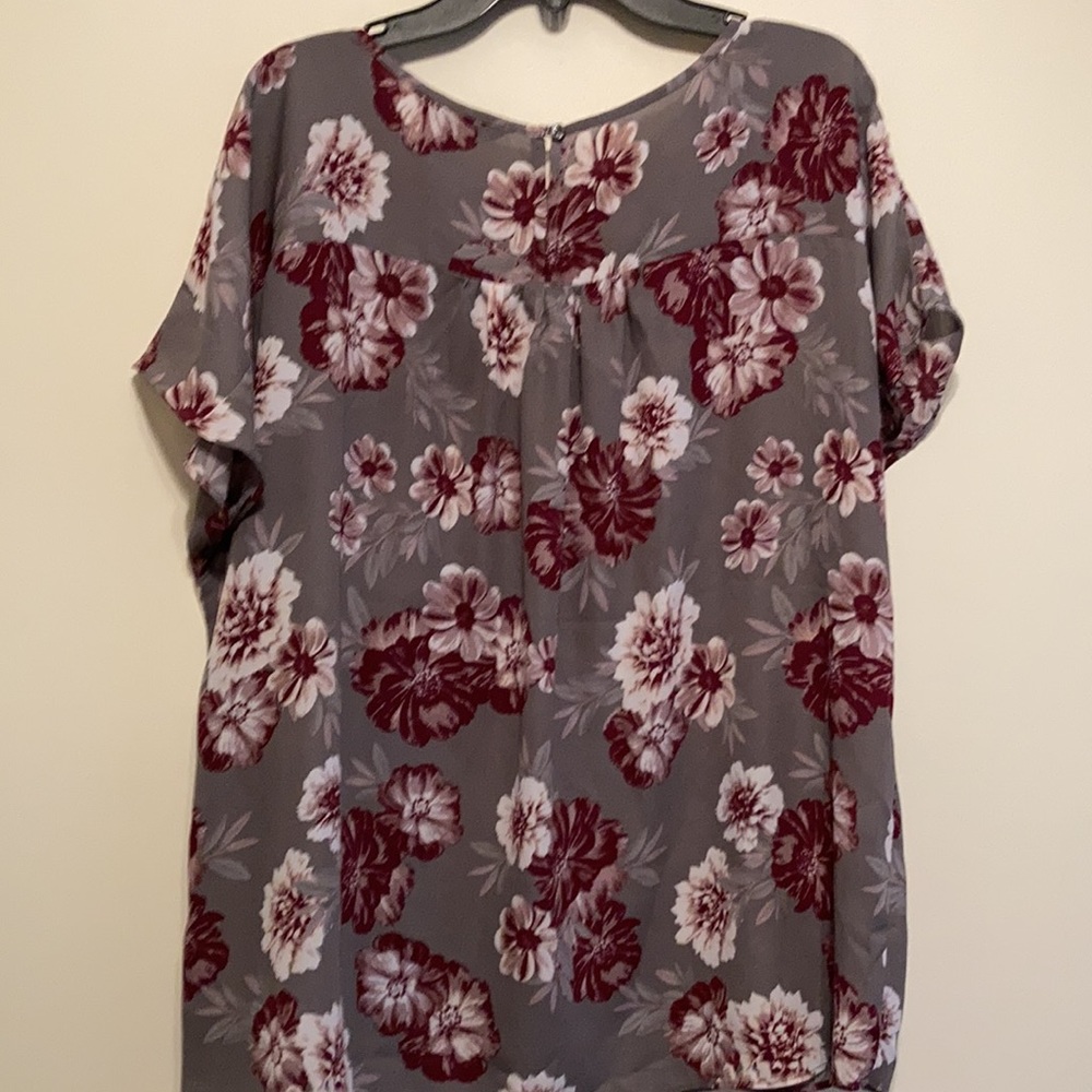 Banana Republic Gray Floral Short Sleeve Blouse with Burgundy Flowers - Picture 7 of 7